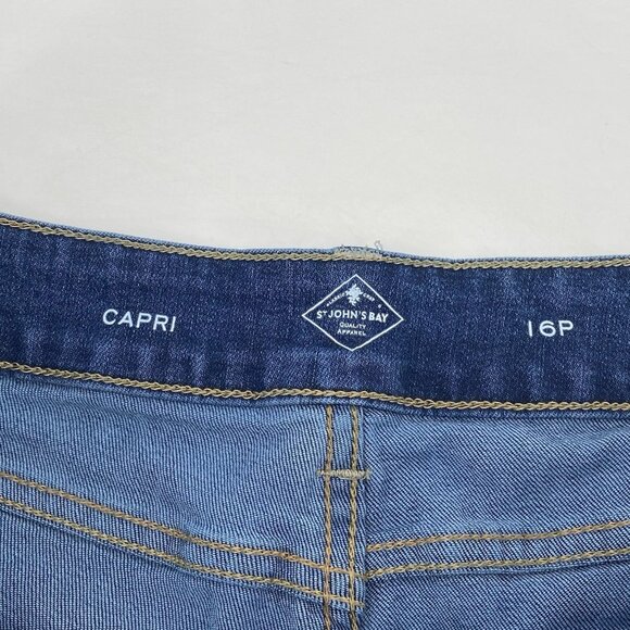 St Johns Bay Womens Size 16P Blue Cotton Blend Mid Rise Denim Capri Jeans - Picture 3 of 10